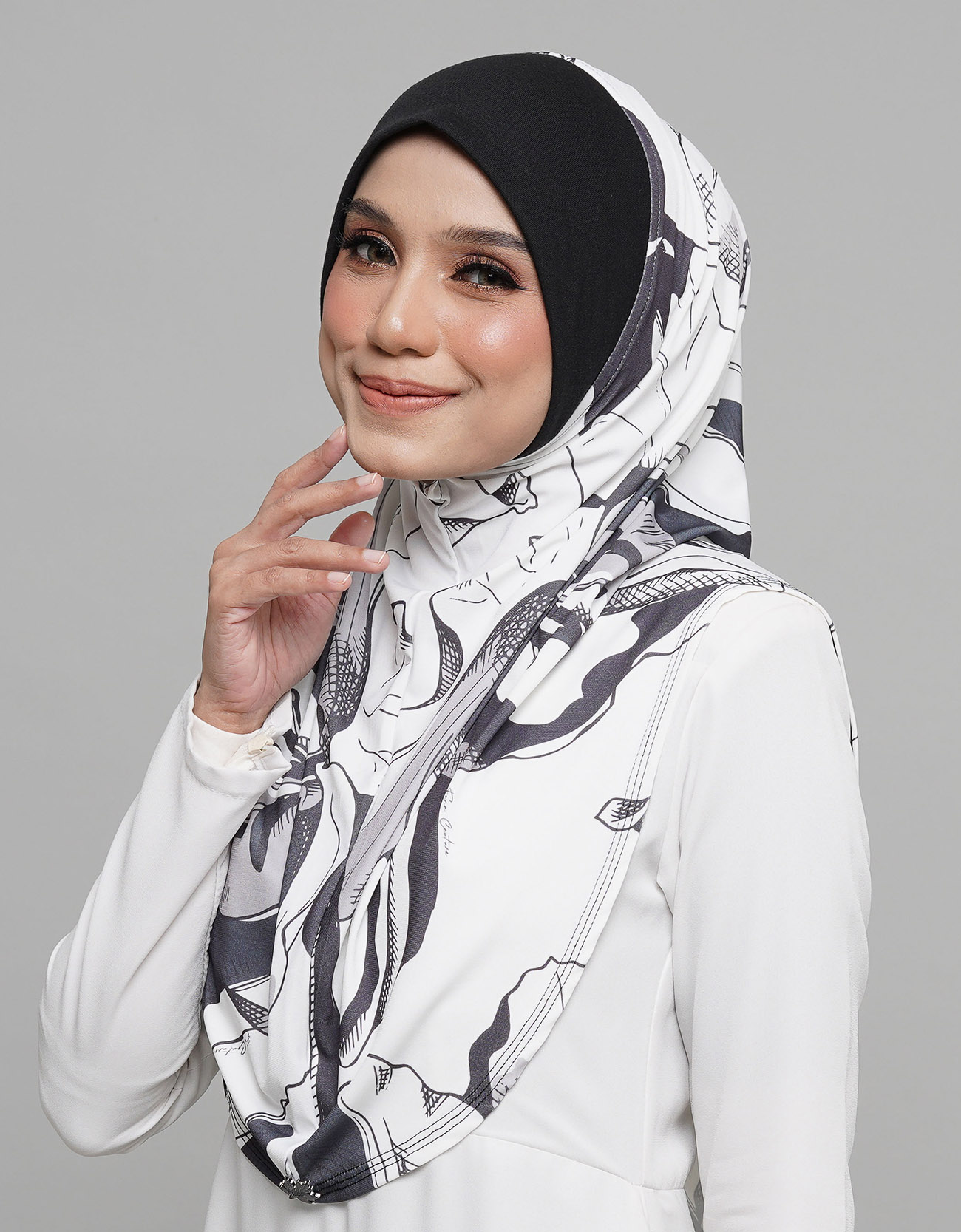 Express Hijab Damia Signature 04 - Black Edition&w=300&zc=1