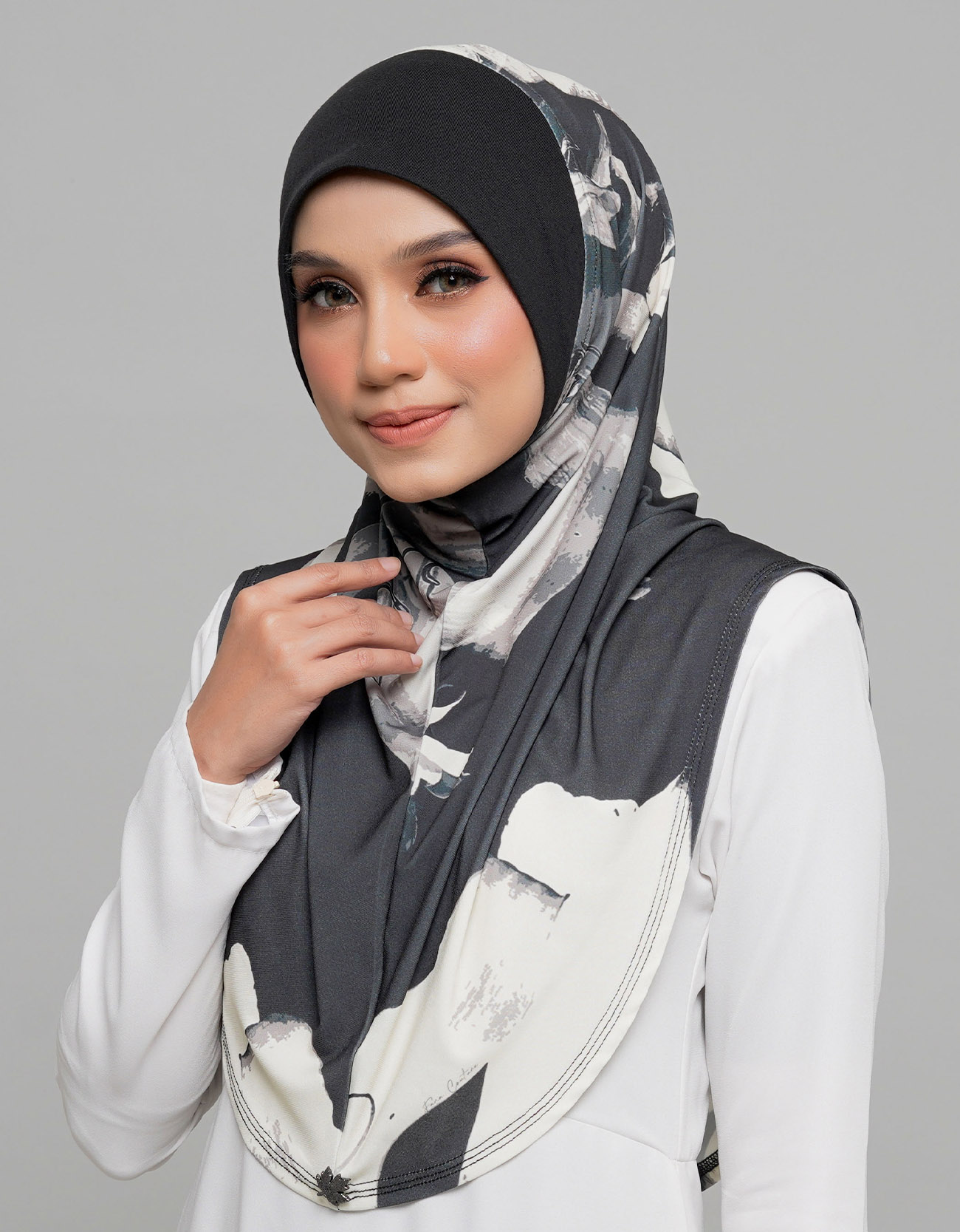 Express Hijab Damia Signature 08 - Black Edition&w=300&zc=1